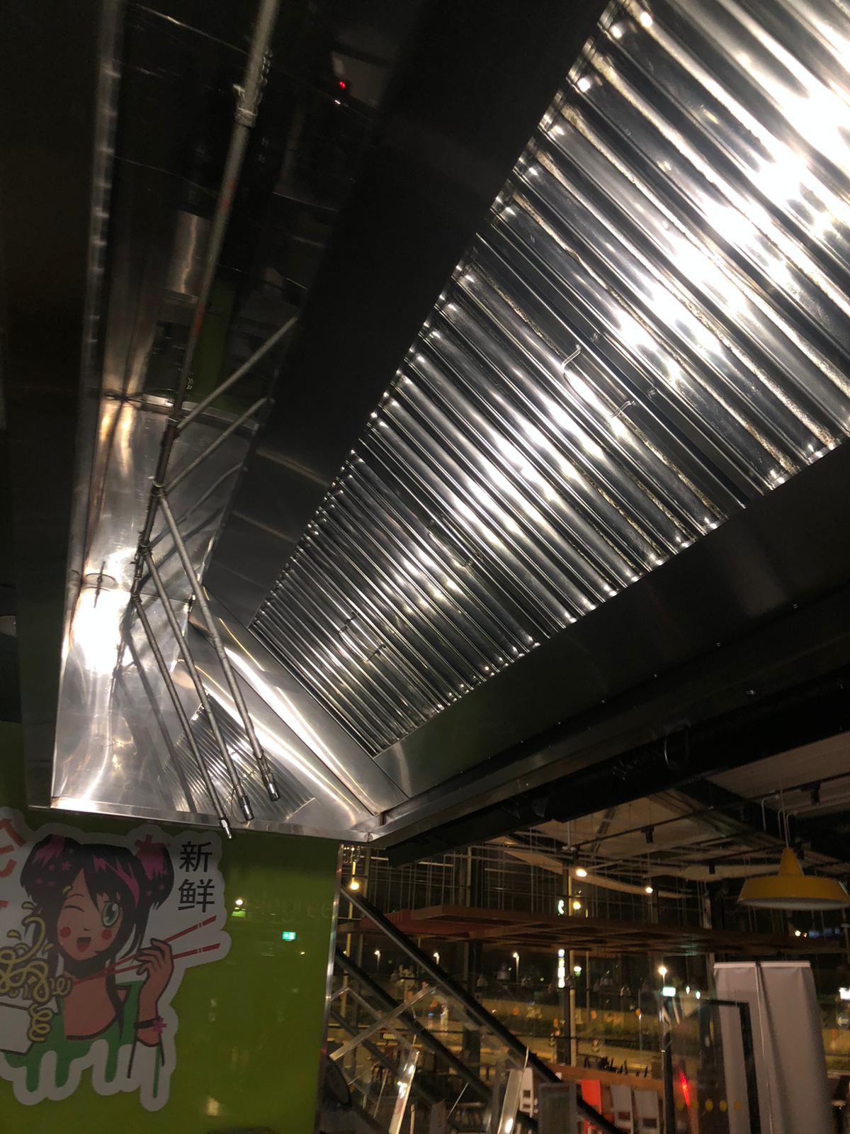 Overhead lighting for food display